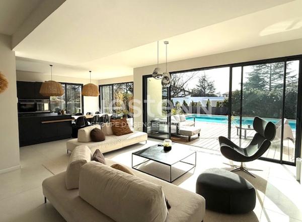 Maison d'Architecte Prestigieuse à Vendre à Écully - 7 Pièces, Piscine, Terrain de 884 m²