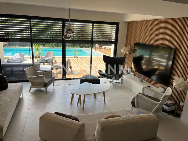 Maison d'Architecte Prestigieuse à Vendre à Écully - 7 Pièces, Piscine, Terrain de 884 m²