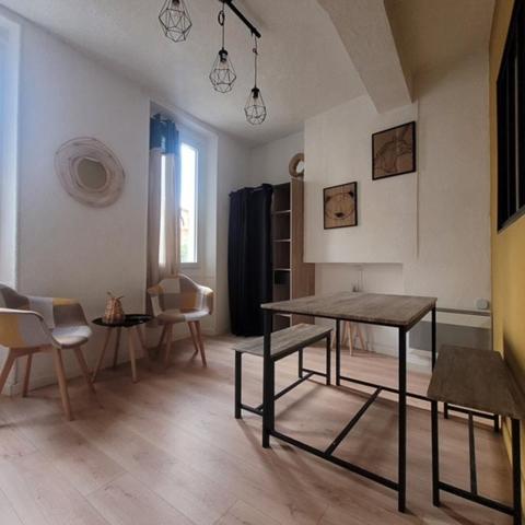 Immeuble de rapport comprenant 4 appartements et 1 local commercial en très bon état loué en étudiant et en AIR BNB