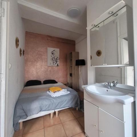 Immeuble de rapport comprenant 4 appartements et 1 local commercial en très bon état loué en étudiant et en AIR BNB