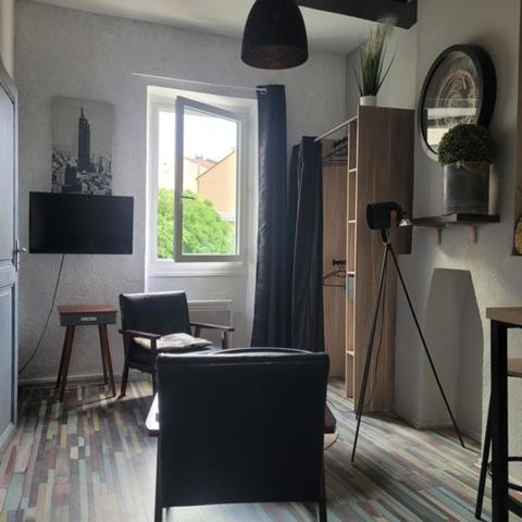 Immeuble de rapport comprenant 4 appartements et 1 local commercial en très bon état loué en étudiant et en AIR BNB