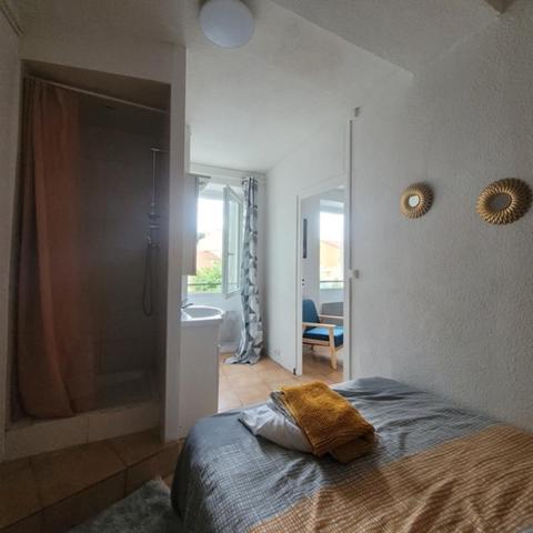 Immeuble de rapport comprenant 4 appartements et 1 local commercial en très bon état loué en étudiant et en AIR BNB