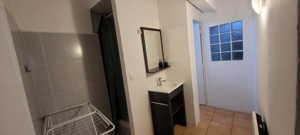 Immeuble de rapport comprenant 4 appartements et 1 local commercial en très bon état loué en étudiant et en AIR BNB