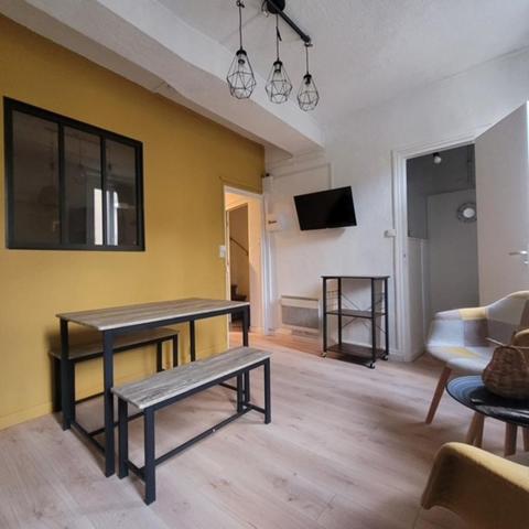Immeuble de rapport comprenant 4 appartements et 1 local commercial en très bon état loué en étudiant et en AIR BNB