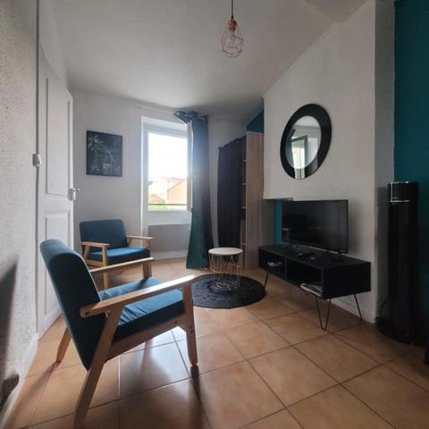 Immeuble de rapport comprenant 4 appartements et 1 local commercial en très bon état loué en étudiant et en AIR BNB