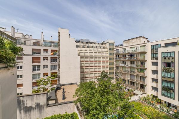 Paris 10e – Cour des Petites Écuries – 2 pièces au calme avec balcon, cave et parking