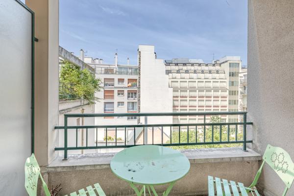 Paris 10e – Cour des Petites Écuries – 2 pièces au calme avec balcon, cave et parking
