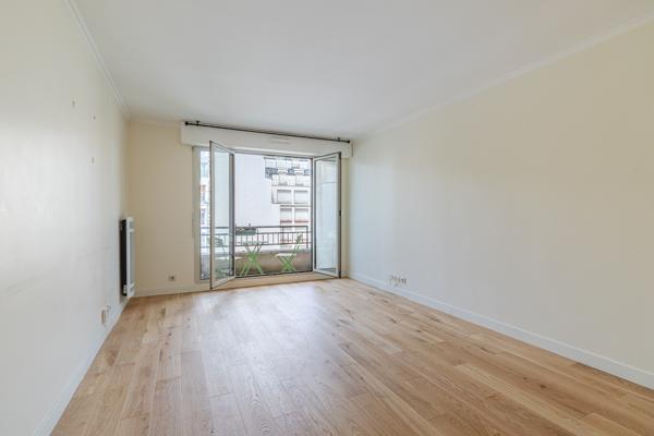 Paris 10e – Cour des Petites Écuries – 2 pièces au calme avec balcon, cave et parking