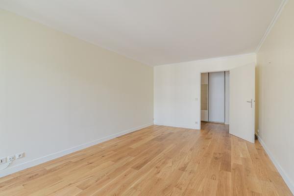 Paris 10e – Cour des Petites Écuries – 2 pièces au calme avec balcon, cave et parking