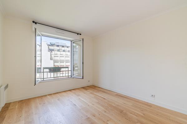 Paris 10e – Cour des Petites Écuries – 2 pièces au calme avec balcon, cave et parking