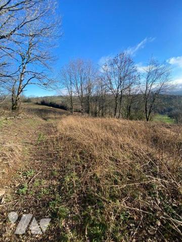 A vendre, dans un hameau sur la commune de Saint-Cirgues-de-Malbert, une parcelle de terrain co...