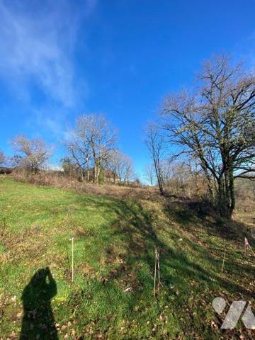 A vendre, dans un hameau sur la commune de Saint-Cirgues-de-Malbert, une parcelle de terrain co...