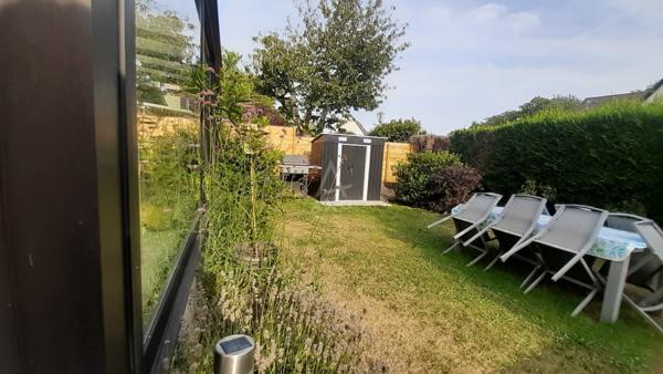 Maison contemporaine, familiale avec ses 4 chambres (5ème possible), garage et jardin au calme