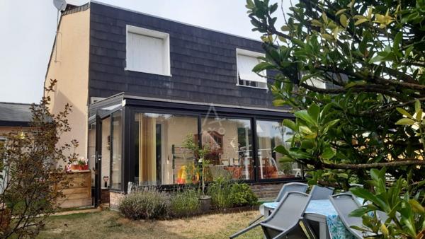 Maison contemporaine, familiale avec ses 4 chambres (5ème possible), garage et jardin au calme