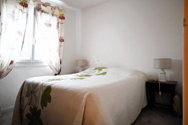 Maison contemporaine, familiale avec ses 4 chambres (5ème possible), garage et jardin au calme