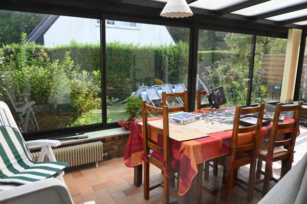 Maison contemporaine, familiale avec ses 4 chambres (5ème possible), garage et jardin au calme