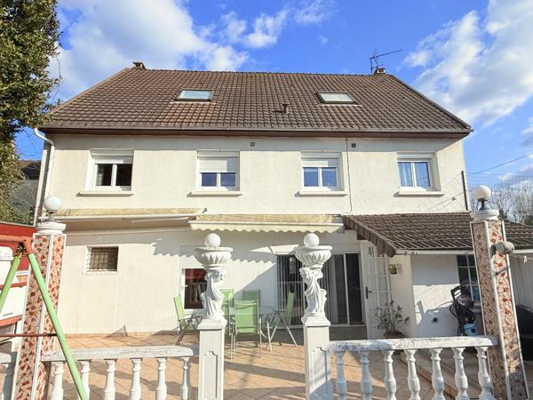 Maison à vendre 10 pièces divisible en 3 apts.