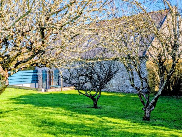 Ancien Corps de ferme avec vue sur Les Monts d'Arrée et la mer