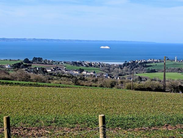 Ancien Corps de ferme avec vue sur Les Monts d'Arrée et la mer