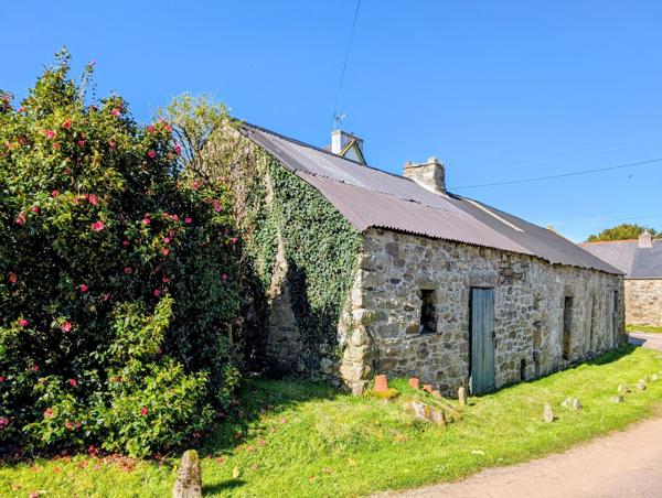 Ancien Corps de ferme avec vue sur Les Monts d'Arrée et la mer