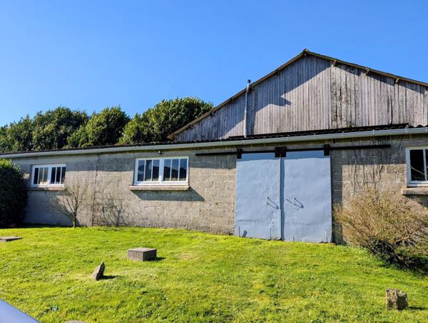 Ancien Corps de ferme avec vue sur Les Monts d'Arrée et la mer