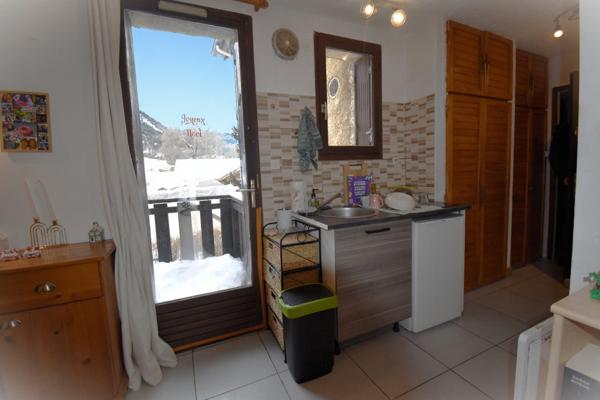 Studio 17m² meublé vue montagnes, avec balcon et cave, idéal investissement,stationnement, proche centre ville