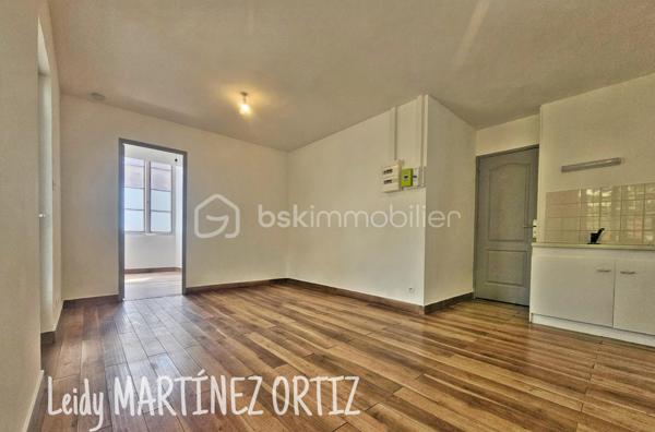 Idéal investisseur ou primo-accédant!
Situé en plein cœur d'un village thermal dynamique, au sein d'un immeuble de rapport, découvrez cet appartement de type T2 d'environ 32m² ; entièrement rénové.
Situé en rez-de-chaussée, ce logement offre un agencement fonctionnel et confortable, parfait pour une résidence principale, un pied-à-terre ou un investissement locatif.

Caractéristiques:

* Appartement T2 de 32m² rénové en grand partie.
* Rez-de-chaussée
* Petit extérieur privatif
* Chauffage électrique.
* Compteur linky
* Menuiseries PVC double vitrage.
* Faibles contraintes d'entretien
* Syndicat bénévole.

Son emplacement privilégié, à proximité immédiate des commerces, services et activités thermales, en fait un bien particulièrement attractif pour la location saisonnière ou à l'année.

Une belle opportunité à saisir rapidement!
Pour plus d'informations ou organiser une visite: 0784420905  l.martinezortiz@bskimmobilier.com