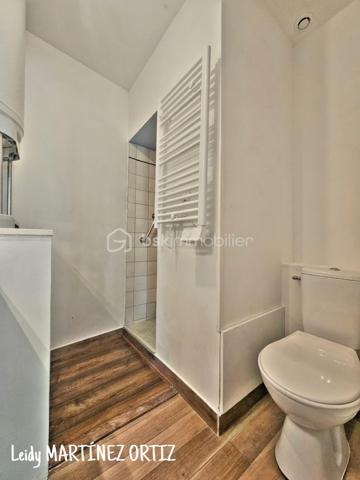 Idéal investisseur ou primo-accédant!
Situé en plein cœur d'un village thermal dynamique, au sein d'un immeuble de rapport, découvrez cet appartement de type T2 d'environ 32m² ; entièrement rénové.
Situé en rez-de-chaussée, ce logement offre un agencement fonctionnel et confortable, parfait pour une résidence principale, un pied-à-terre ou un investissement locatif.

Caractéristiques:

* Appartement T2 de 32m² rénové en grand partie.
* Rez-de-chaussée
* Petit extérieur privatif
* Chauffage électrique.
* Compteur linky
* Menuiseries PVC double vitrage.
* Faibles contraintes d'entretien
* Syndicat bénévole.

Son emplacement privilégié, à proximité immédiate des commerces, services et activités thermales, en fait un bien particulièrement attractif pour la location saisonnière ou à l'année.

Une belle opportunité à saisir rapidement!
Pour plus d'informations ou organiser une visite: 0784420905  l.martinezortiz@bskimmobilier.com