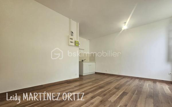 Idéal investisseur ou primo-accédant!
Situé en plein cœur d'un village thermal dynamique, au sein d'un immeuble de rapport, découvrez cet appartement de type T2 d'environ 32m² ; entièrement rénové.
Situé en rez-de-chaussée, ce logement offre un agencement fonctionnel et confortable, parfait pour une résidence principale, un pied-à-terre ou un investissement locatif.

Caractéristiques:

* Appartement T2 de 32m² rénové en grand partie.
* Rez-de-chaussée
* Petit extérieur privatif
* Chauffage électrique.
* Compteur linky
* Menuiseries PVC double vitrage.
* Faibles contraintes d'entretien
* Syndicat bénévole.

Son emplacement privilégié, à proximité immédiate des commerces, services et activités thermales, en fait un bien particulièrement attractif pour la location saisonnière ou à l'année.

Une belle opportunité à saisir rapidement!
Pour plus d'informations ou organiser une visite: 0784420905  l.martinezortiz@bskimmobilier.com