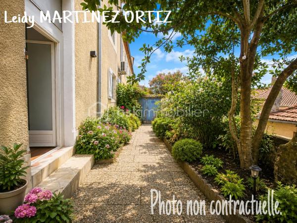 Idéal investisseur ou primo-accédant!
Situé en plein cœur d'un village thermal dynamique, au sein d'un immeuble de rapport, découvrez cet appartement de type T2 d'environ 32m² ; entièrement rénové.
Situé en rez-de-chaussée, ce logement offre un agencement fonctionnel et confortable, parfait pour une résidence principale, un pied-à-terre ou un investissement locatif.

Caractéristiques:

* Appartement T2 de 32m² rénové en grand partie.
* Rez-de-chaussée
* Petit extérieur privatif
* Chauffage électrique.
* Compteur linky
* Menuiseries PVC double vitrage.
* Faibles contraintes d'entretien
* Syndicat bénévole.

Son emplacement privilégié, à proximité immédiate des commerces, services et activités thermales, en fait un bien particulièrement attractif pour la location saisonnière ou à l'année.

Une belle opportunité à saisir rapidement!
Pour plus d'informations ou organiser une visite: 0784420905  l.martinezortiz@bskimmobilier.com