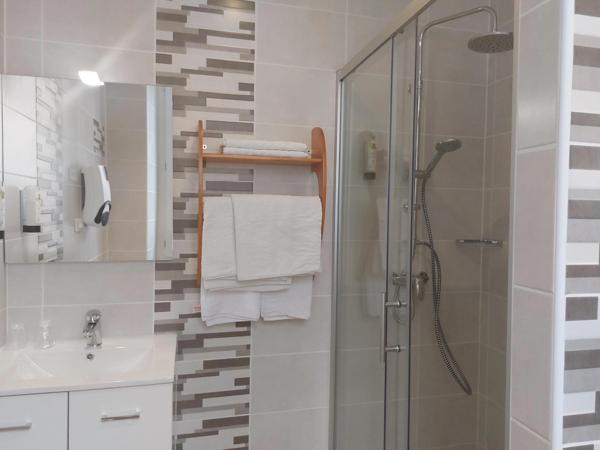 Fonds de commerce et murs à vendre MIRANDE (32) - Hôtel-Restaurant avec parking et logement de fonction