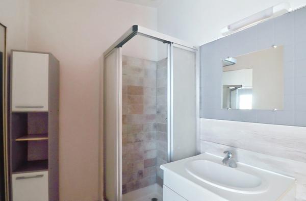 CENTRE VILLE DE JONZAC : Immeuble 145 m² à fort potentiel – À Rénover