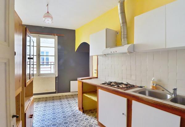 CENTRE VILLE DE JONZAC : Immeuble 145 m² à fort potentiel – À Rénover