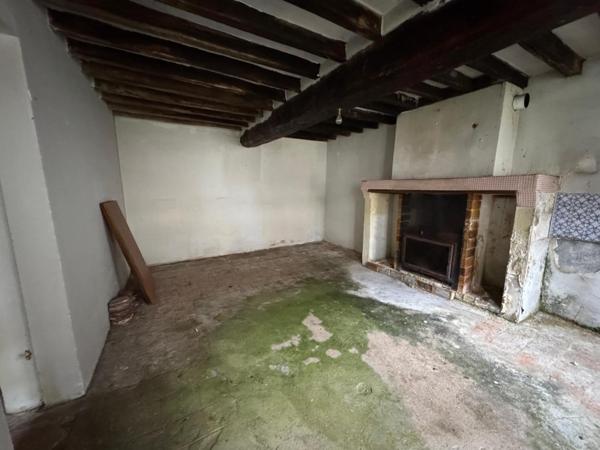 Ensemble immobilier à rénover entièrement : maison 88 m2 + 1 maison  22 m2 + 3 granges + 2 caves - 78270 Limetz-Villez