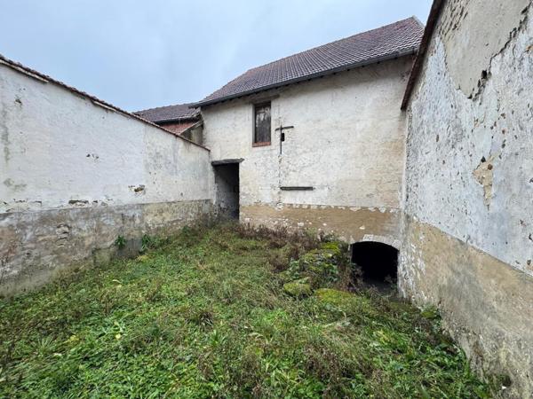 Ensemble immobilier à rénover entièrement : maison 88 m2 + 1 maison  22 m2 + 3 granges + 2 caves - 78270 Limetz-Villez