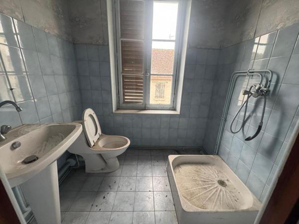 Ensemble immobilier à rénover entièrement : maison 88 m2 + 1 maison  22 m2 + 3 granges + 2 caves - 78270 Limetz-Villez