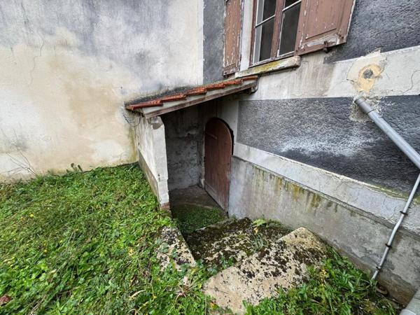 Ensemble immobilier à rénover entièrement : maison 88 m2 + 1 maison  22 m2 + 3 granges + 2 caves - 78270 Limetz-Villez