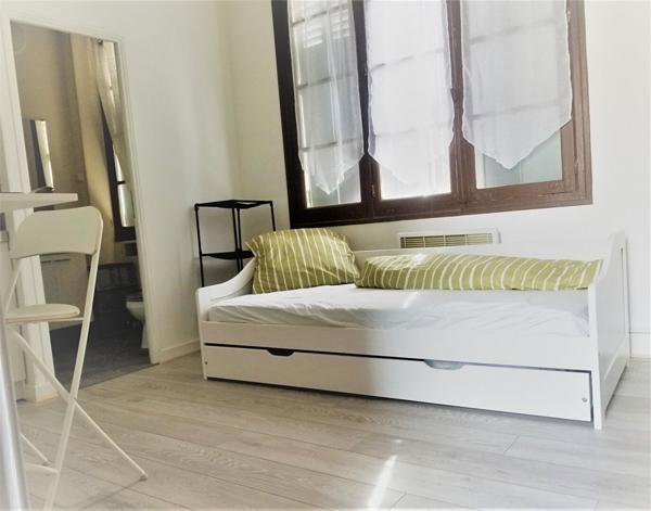 A LOUER STUDIO MEUBLE PROCHE DE LA GARE ST QUENTIN 02100