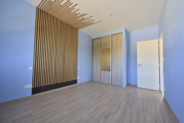 Maison contemporaine sur  sous-sol, trois chambres à Saintes