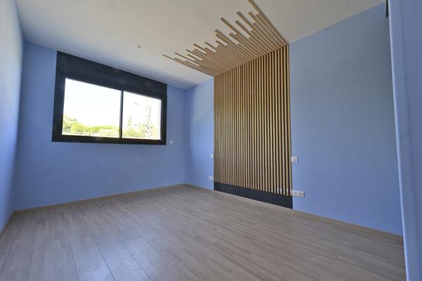 Maison contemporaine sur  sous-sol, trois chambres à Saintes