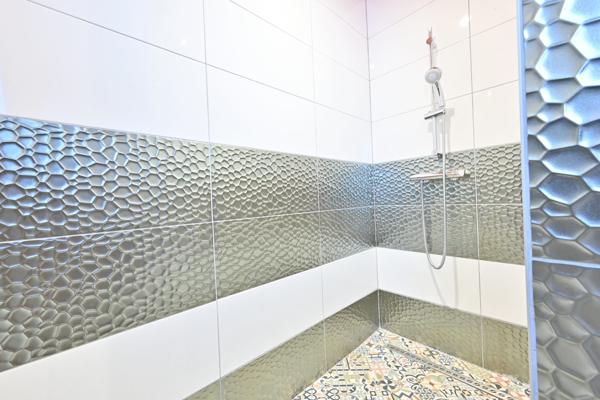 Maison contemporaine sur  sous-sol, trois chambres à Saintes