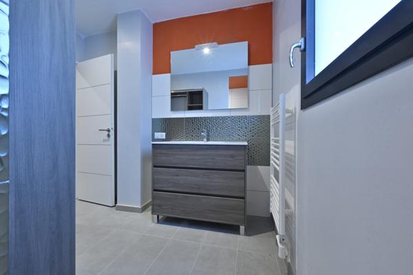 Maison contemporaine sur  sous-sol, trois chambres à Saintes