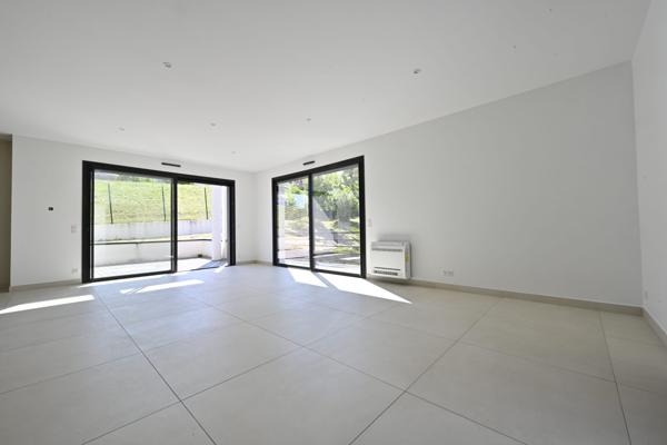 Maison contemporaine sur  sous-sol, trois chambres à Saintes