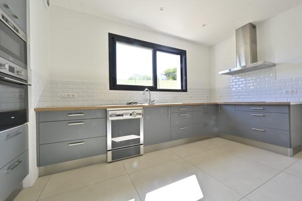 Maison contemporaine sur  sous-sol, trois chambres à Saintes