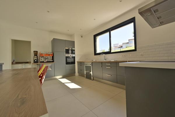 Maison contemporaine sur  sous-sol, trois chambres à Saintes