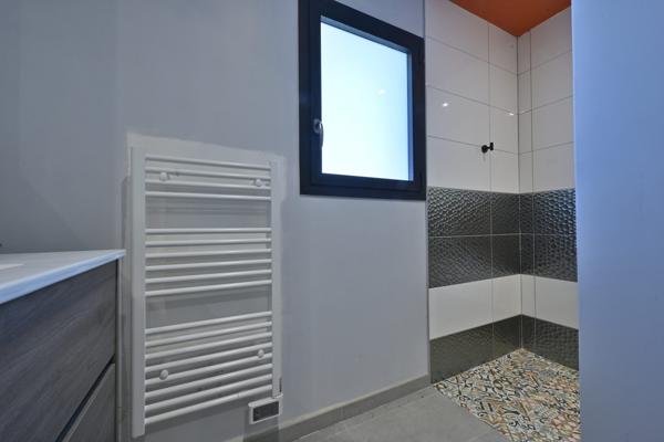 Maison contemporaine sur  sous-sol, trois chambres à Saintes