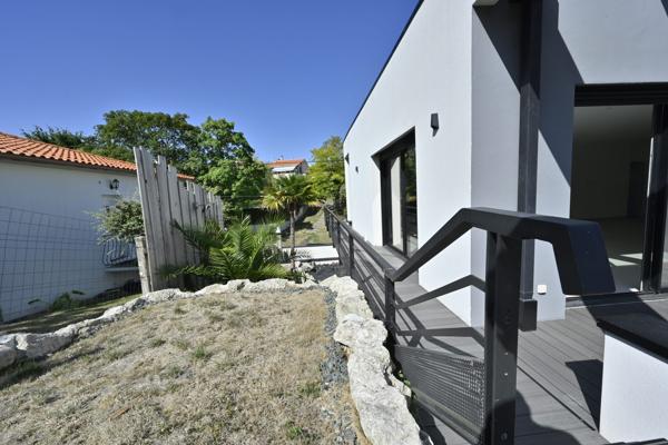 Maison contemporaine sur  sous-sol, trois chambres à Saintes
