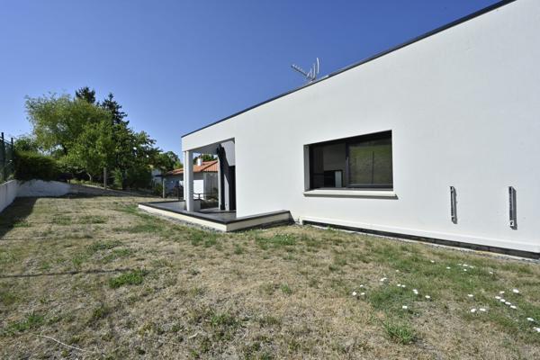 Maison contemporaine sur  sous-sol, trois chambres à Saintes
