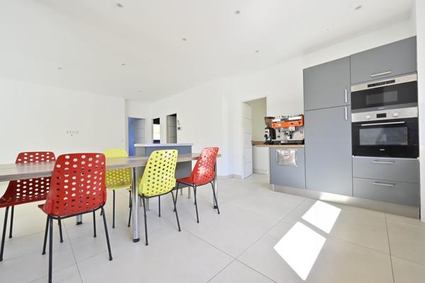 Maison contemporaine sur  sous-sol, trois chambres à Saintes