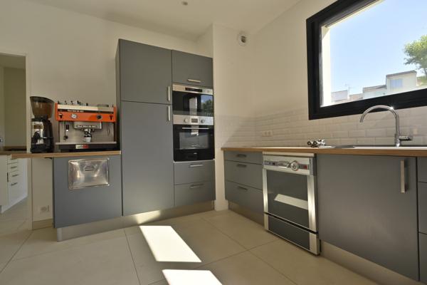 Maison contemporaine sur  sous-sol, trois chambres à Saintes